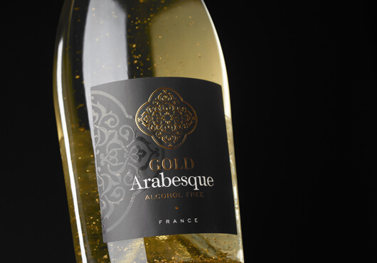 Gold arabesque for an alcohol-free wine
